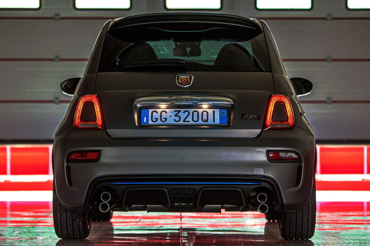 Vista trasera del Abarth 500, destacando su diseño compacto y deportivo.