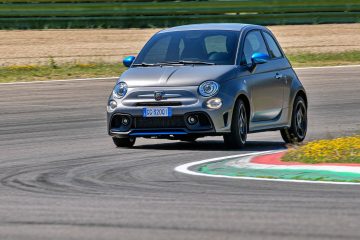 El Abarth 500 híbrido destaca con 136 CV y un bajo consumo de 5 litros.