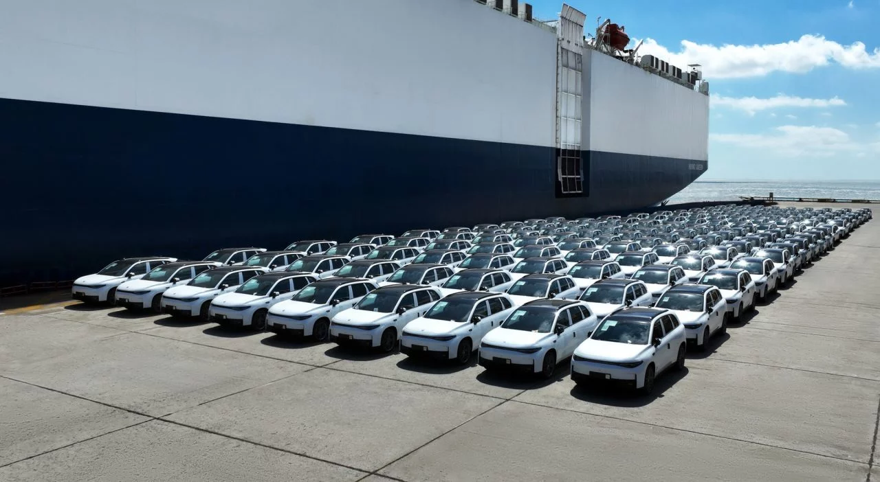 Vista de vehículos eléctricos chinos aguardando su futuro tras un acuerdo con la UE.