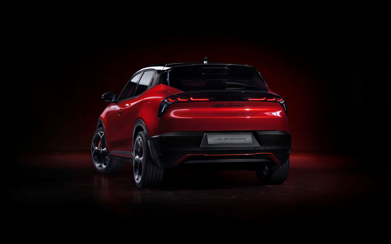 Vista trasera y lateral del Alfa Romeo Junior Veloce, destacando su diseño deportivo.