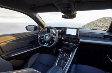 Interior del Alpine A290, con diseño moderno y elegante que invita a la conducción