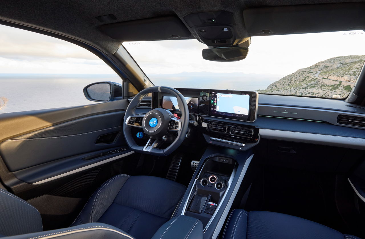 Interior del Alpine A290, con diseño moderno y elegante que invita a la conducción