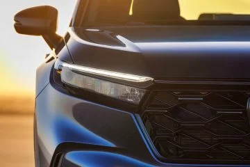 Detalle frontal que resalta el diseño moderno y aerodinámico del SUV japonés.