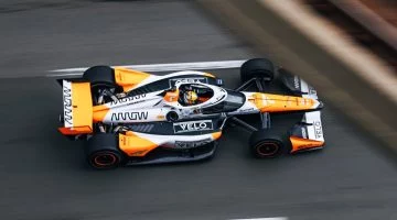 Arrow McLaren compitiendo con su nuevo diseño aerodinámico en pista.