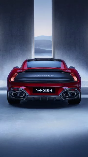 Vista trasera del Aston Martin Vanquish 2025 evidenciando su diseño deportivo y elegantes líneas.