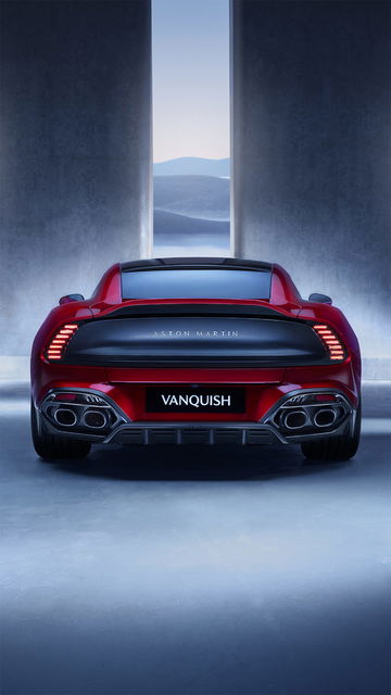 Vista trasera del Aston Martin Vanquish 2025 evidenciando su diseño deportivo y elegantes líneas.