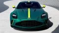 Vista frontal Aston Martin Vantage AMV24 con franja central.