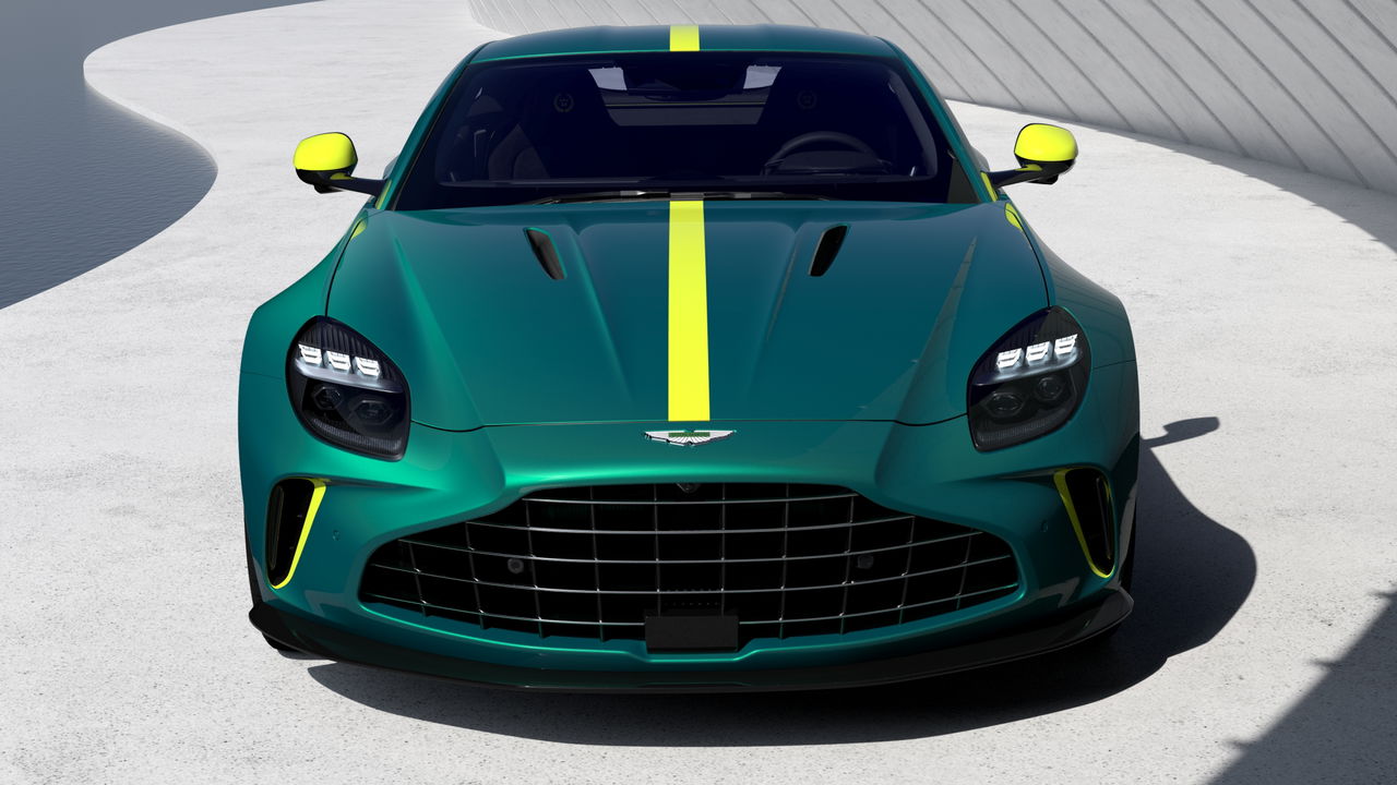 Vista frontal Aston Martin Vantage AMV24 con franja central.