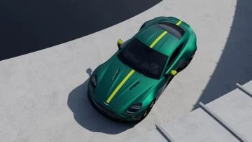 Vista aérea del Aston Martin Vantage AMV24, muestra su diseño superior y líneas deportivas.