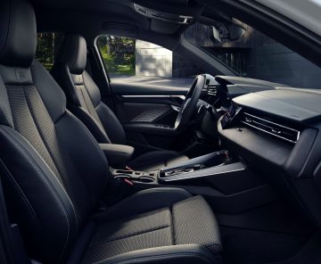 Interior elegante y moderno del Audi A3 Allstreet, con asientos cómodos y tecnología avanzada.