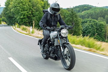 Barata y fiable, consume 2,6l y es una cafe racer 125 moderna ideal para soltarse con las marchas.