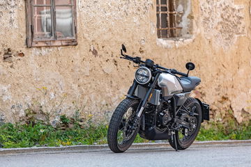 Barata y fiable, consume 2,6l y es una cafe racer 125 moderna ideal para soltarse con las marchas.