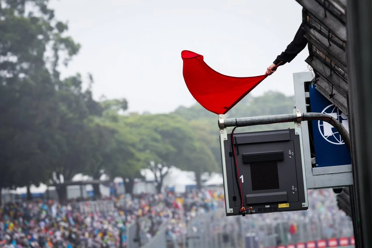 Bandera roja ondea en el GP Brasil 2024 tras incidente con Alonso y Sainz