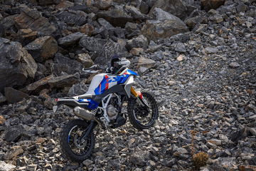 Vista lateral de la BMW F 450 GS en terreno rocoso, mostrando su diseño adaptativo al off-road.