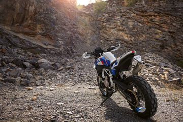 BMW presenta su nuevo concepto de moto todoterreno F 450 GS en acción.