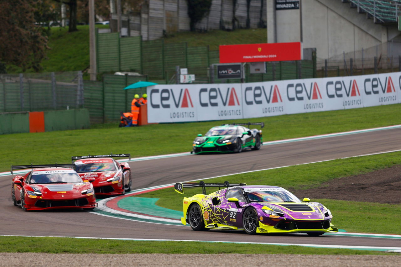 Ferrari y Lamborghini compiten intensamente en el icónico circuito de Imola.