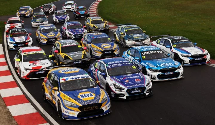 Una parrilla repleta de coches de competición, mostrando la energía del BTCC.