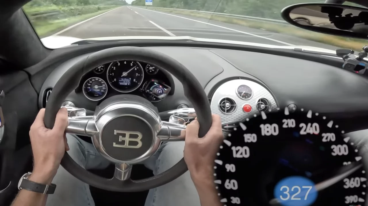 Vista del interior del Bugatti Veyron mostrando la velocidad en la Autobahn