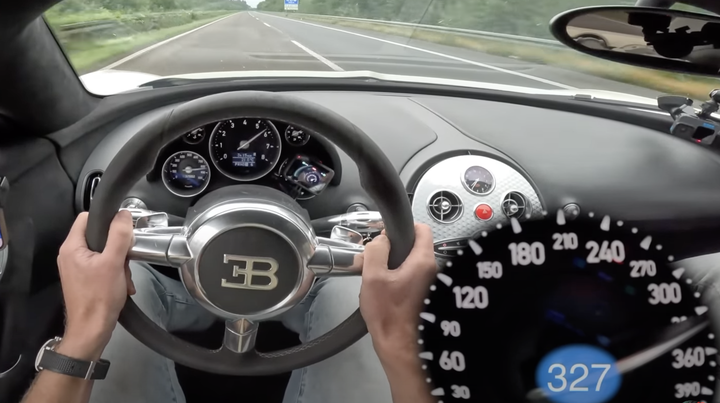 Vista del interior del Bugatti Veyron mostrando la velocidad en la Autobahn