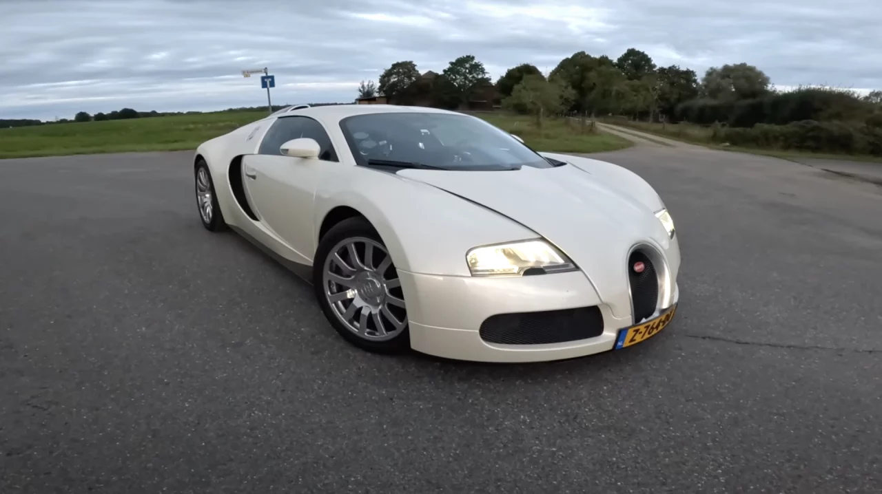 El Bugatti Veyron, un icono atemporal, aún deslumbra con su diseño y potencia.