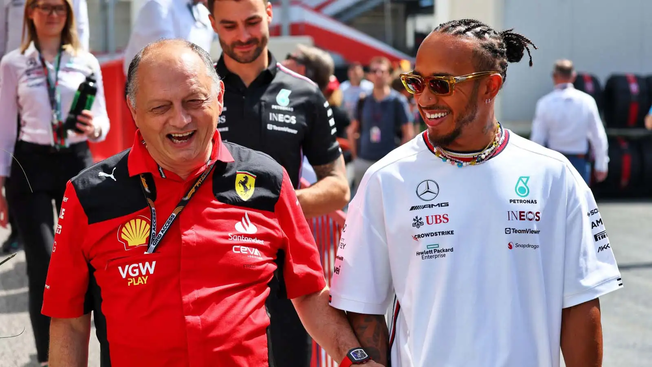 Lewis Hamilton en conversaciones con el equipo de Ferrari para 2025.