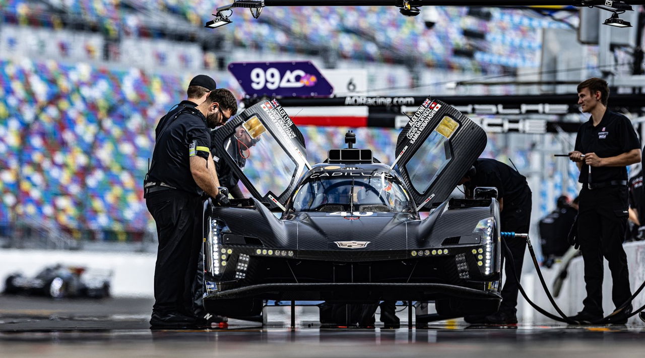 El equipo trabaja en el Cadillac DPi, preparando su rendimiento para la temporada.