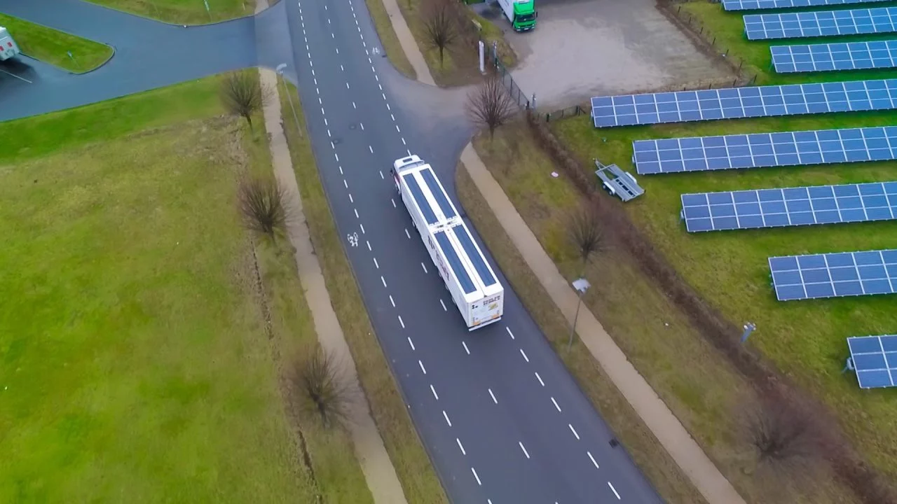 Camión diésel con paneles solares integrados en el techo.