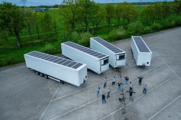 Camiones diésel modernizados con paneles solares para eficiencia energética.