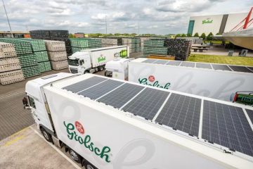 Camión diésel con paneles solares en el techo para reducir consumo.