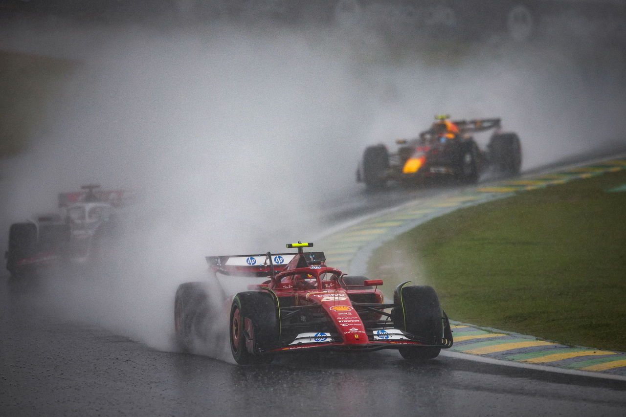 Carlos Sainz lidiando con la intensa lluvia en Brasil