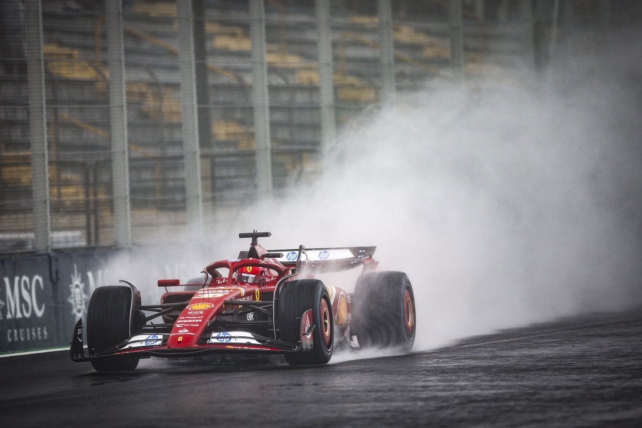 Ferrari desliza sobre mojado en clasificación en Interlagos