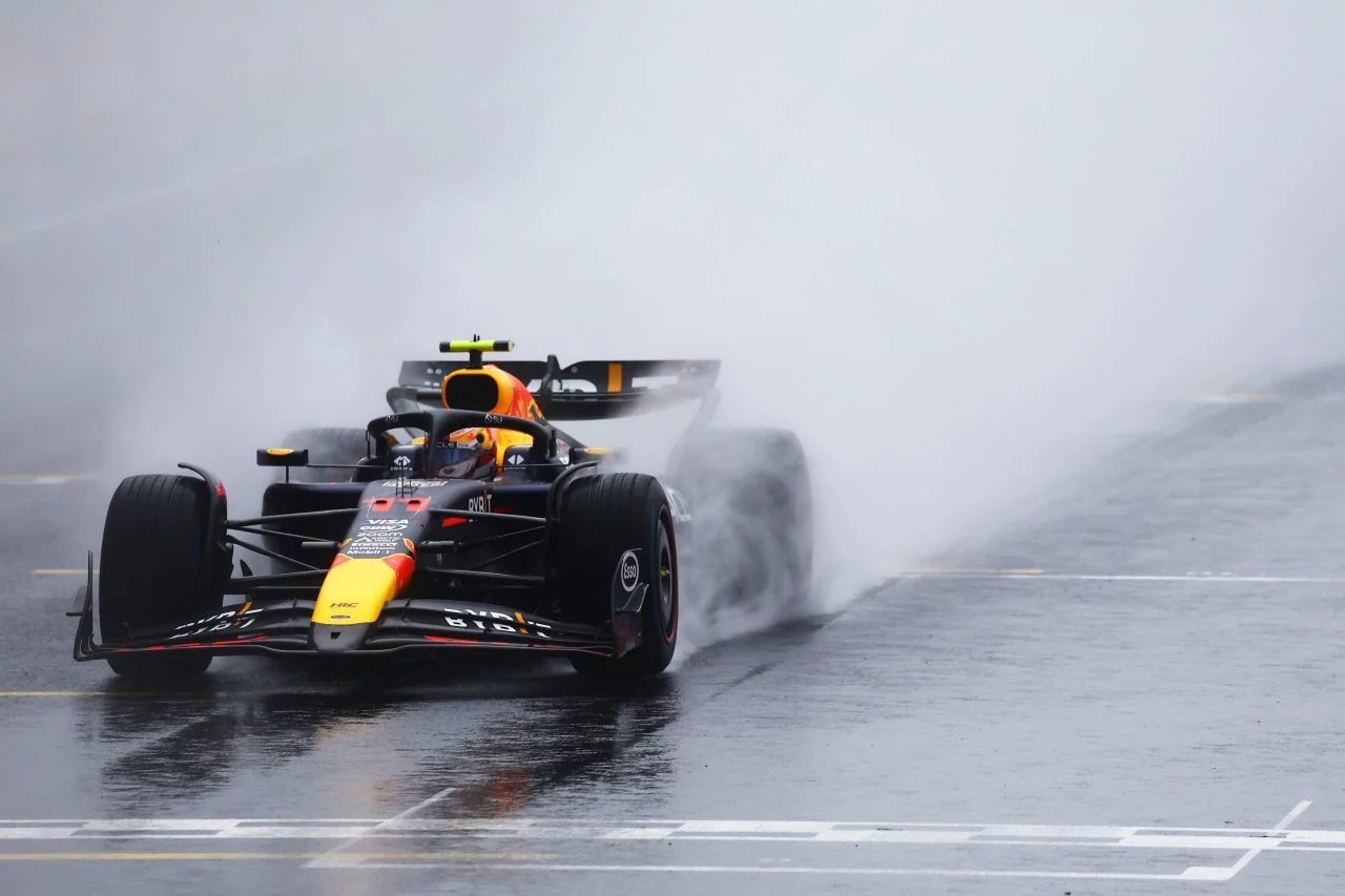 Checo Pérez compite con el Red Bull en condiciones de lluvia en Interlagos.