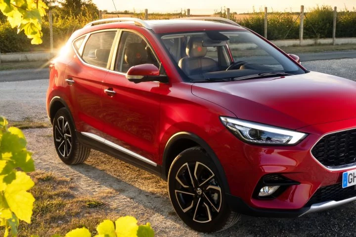 El MG ZS 2024 destaca por su diseño moderno y agresivo, ideal para la ciudad.