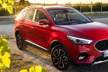 El MG ZS 2024 destaca por su diseño moderno y agresivo, ideal para la ciudad.