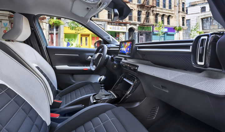 Interior moderno y funcional del Citroën C3 2024, con acabados cuidados.