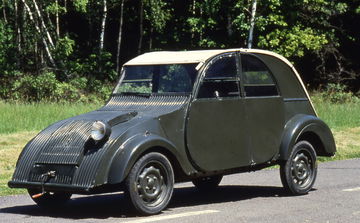 Prototipo del icónico Citroën 2CV, muestra su diseño distintivo y esencial.