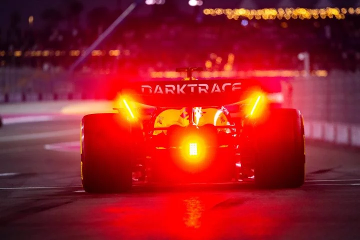 Lando Norris, con su McLaren, brilla en la noche de Qatar, liderando el Sprint.