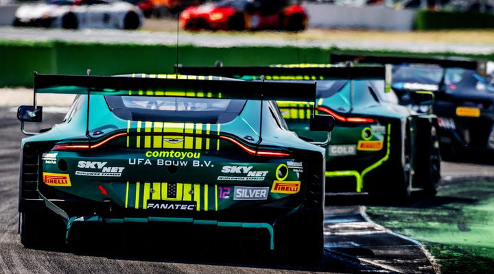 Aston Martin compite en el DTM, mostrando su aerodinámica y estilo.