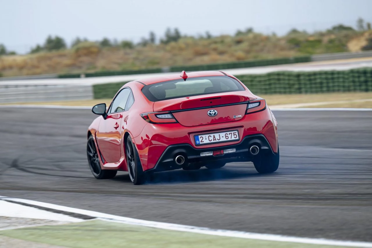 El nuevo Toyota Celica se muestra en acción con su motor de 4 cilindros revolucionario.