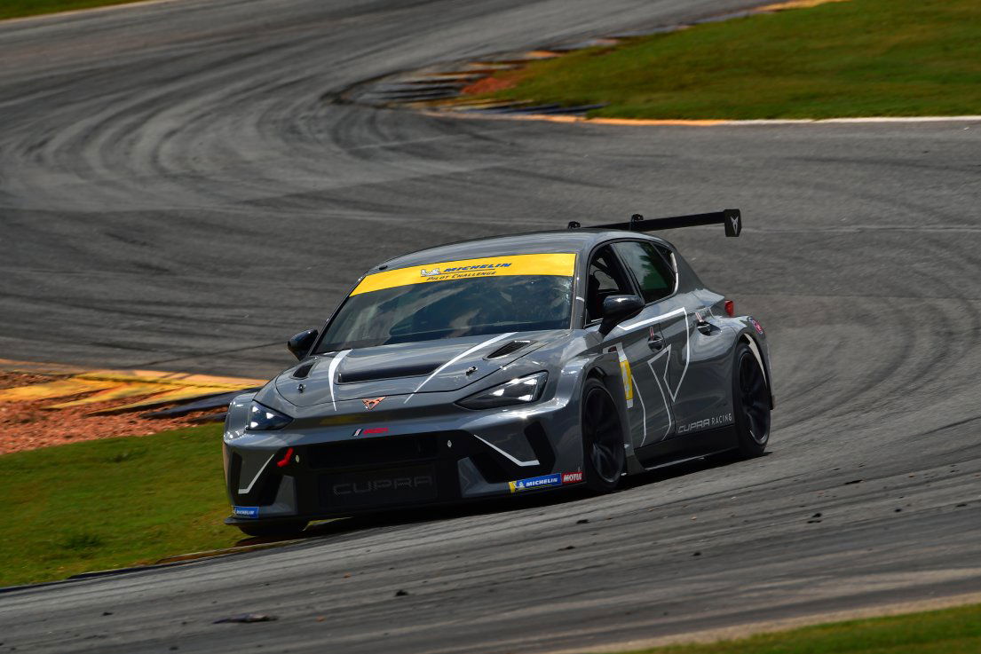 CUPRA demuestra su potencial en la pista con un diseño agresivo y aerodinámico.