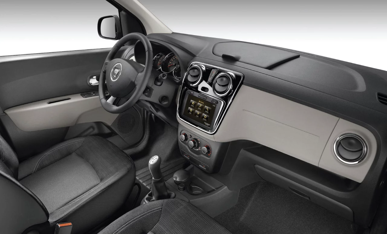 Vista del interior del Dacia Lodgy, con un diseño funcional y espacioso.