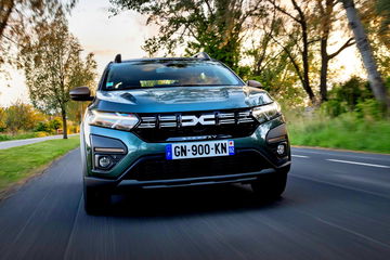 El Dacia Sandero capta la atención con su diseño asequible y robusto.