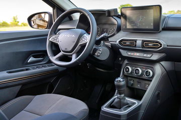 Imagen del habitáculo del Dacia Sandero, destacando su simplicidad y ergonomía.