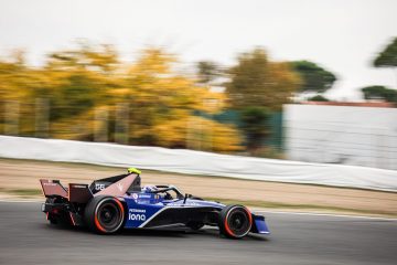 El monoplaza de Fórmula E toma una curva en el circuito del Jarama.