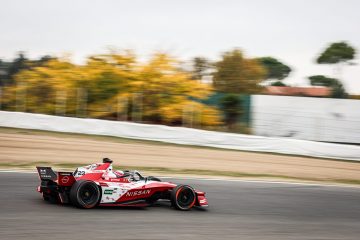 El coche de Fórmula E de Nissan muestra su aerodinámica y colorido diseño.