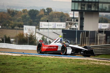 El coche de Fórmula E en acción en el circuito de Jarama, mostrando su aerodinámica y rendimiento.