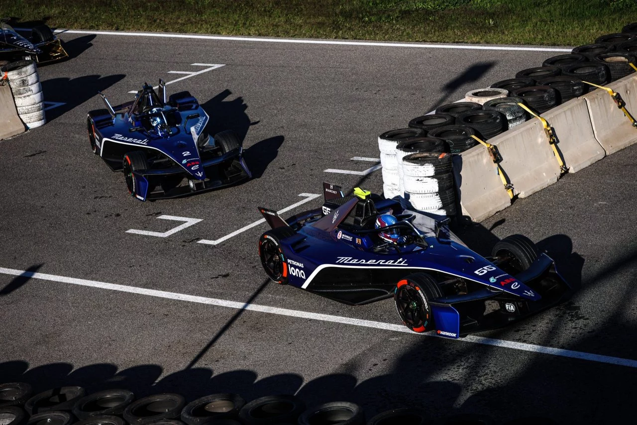 Dos monoplazas de Fórmula E compiten en el circuito del Jarama.