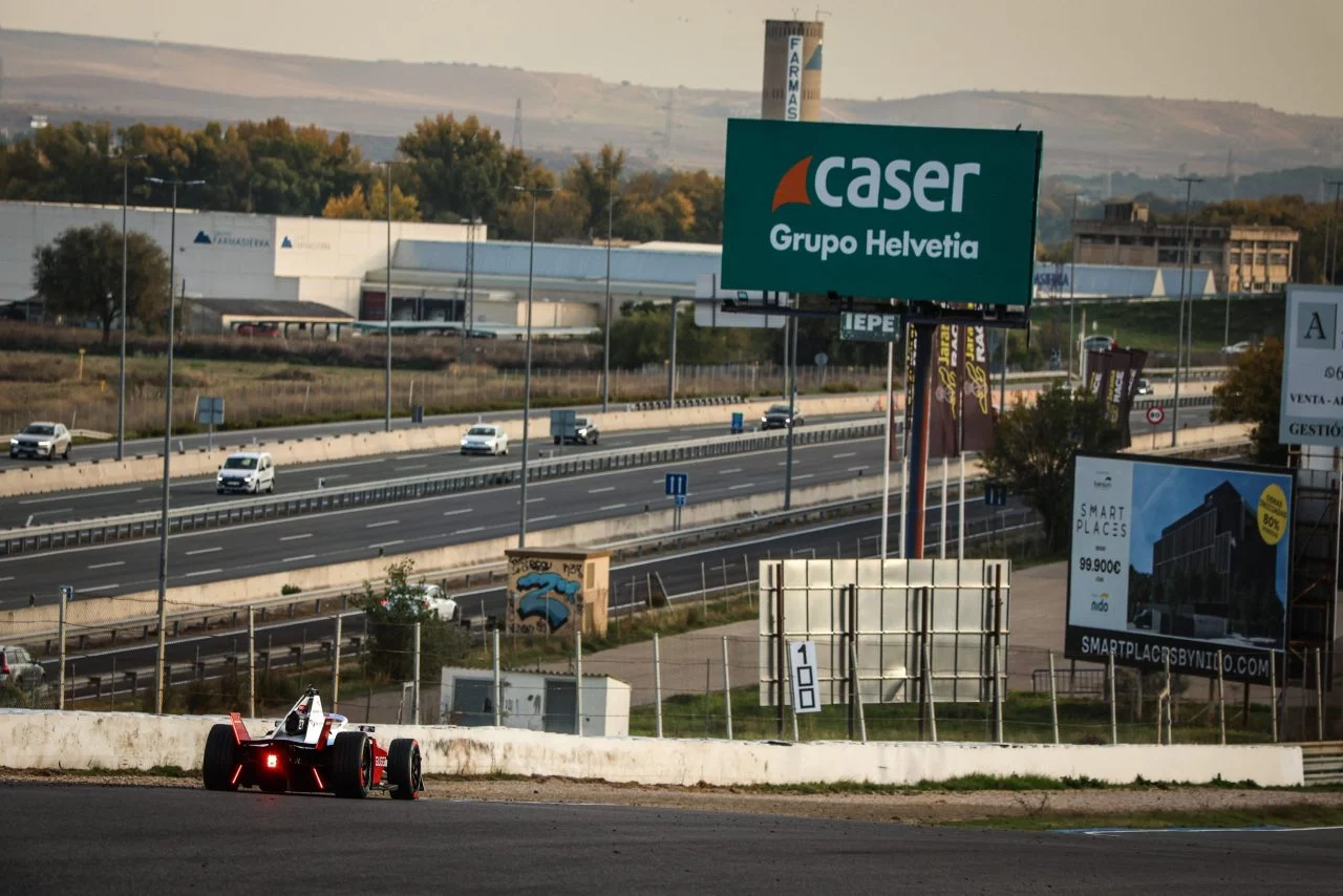 Competidor durante un test de Fórmula E en el Circuito del Jarama.