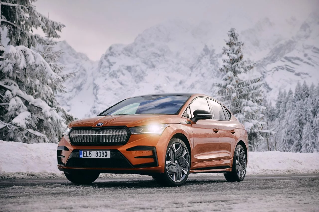 El Skoda Enyaq 2024 destaca por su diseño versátil y maletero espacioso.