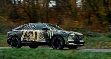 SUV coupé premium camuflado, anticipando su llegada en 2025.